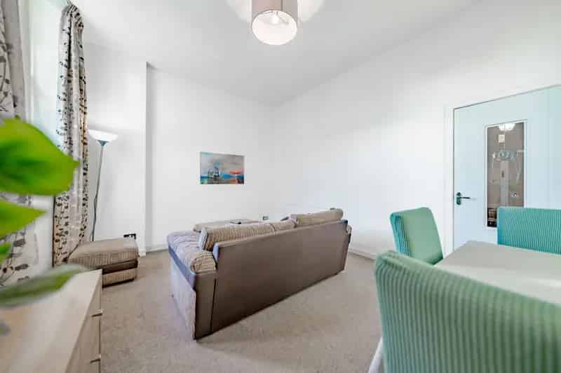 One Bedroom Period Flat in Cathcart - Immaculate Condition