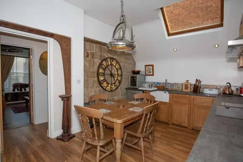 2 Bedroom Furnished Flat Kenilworth Town Centre