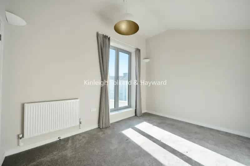 2-Bedroom 3-Bathroom House Near Hanwell Station