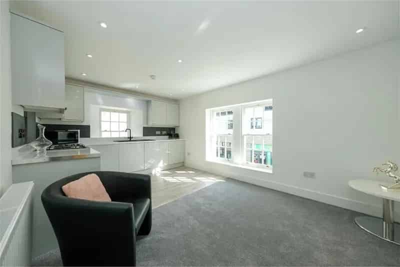 2 Bed Flat Penicuik - Stylish Interior, Modern Kitchen & Garden