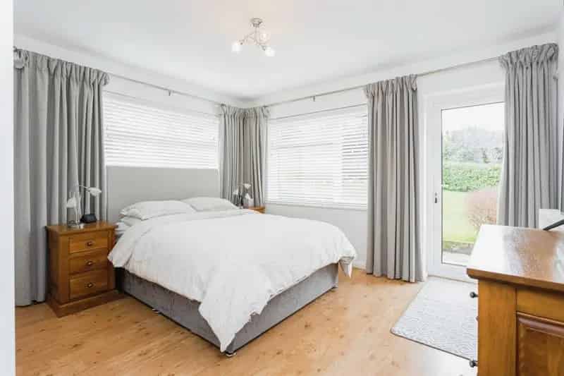 Modern Detached Bungalow Near Station Four Bedrooms Large Garden