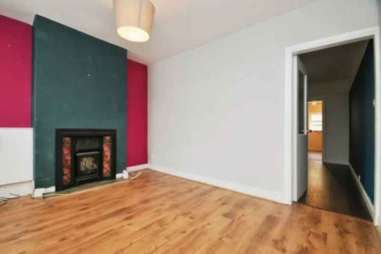 3 Bedroom Mid Terrace House Near Shops and Schools