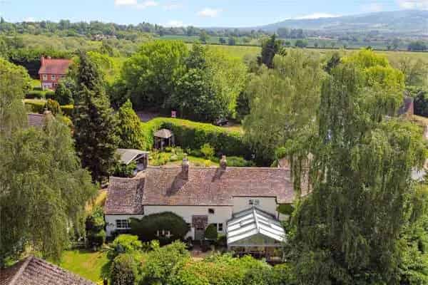17th Century Cottage, 4 Beds, 2612 sq ft, Stunning Gardens