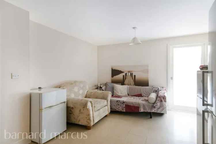 2-Bed Flat Near Epsom Station - Modern Apartment with Parking
