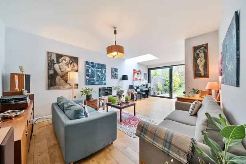 Six Double Bedroom Family Home with Large Garden and Parking