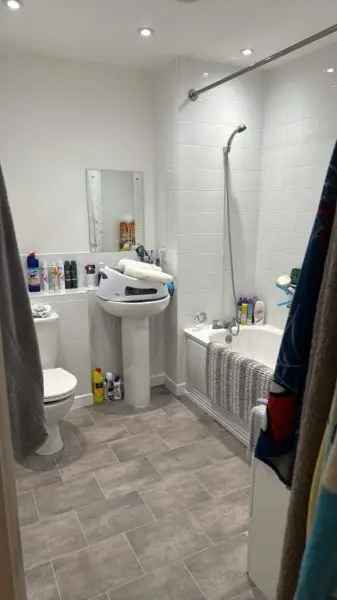 Flat For Rent in Chadwell St Mary, England