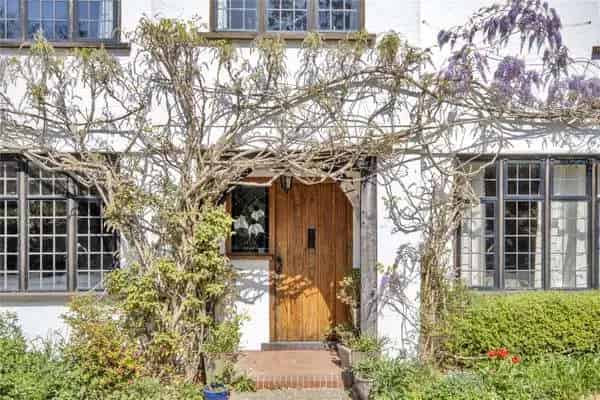 Substantial Six-Bedroom Family Home with Conservatory and Garden