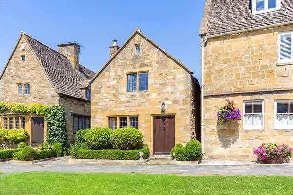 High Street, Broadway, Worcestershire, WR12 7AJ | Property for sale | Savills