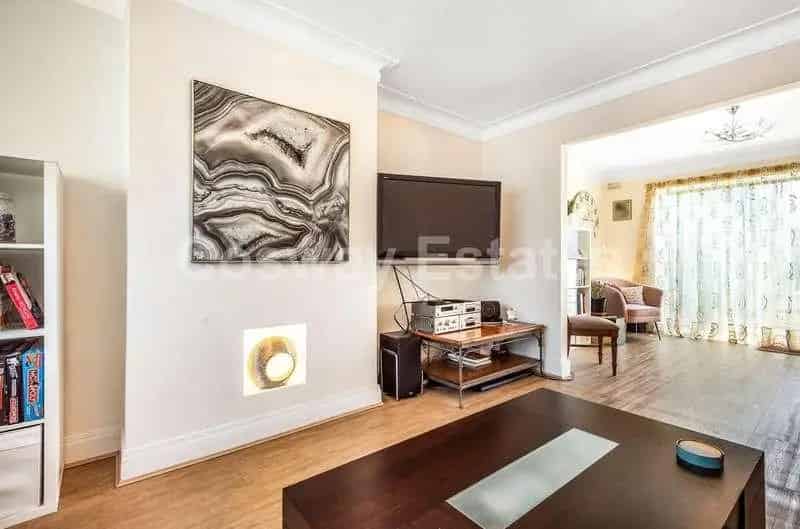 3 Bed House for Sale Mill Hill