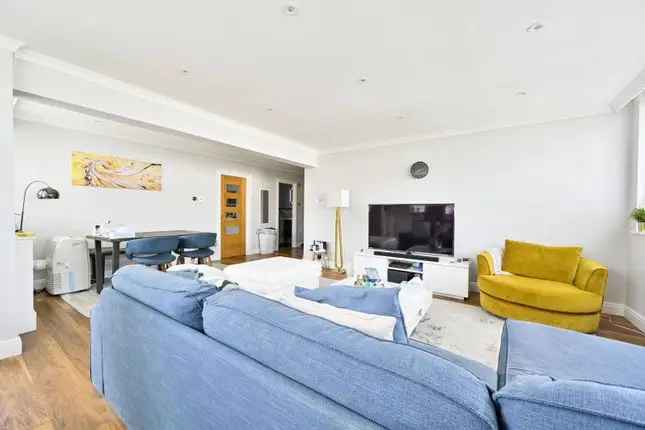 Flat to rent in Little Venice, Little Venice, London W9