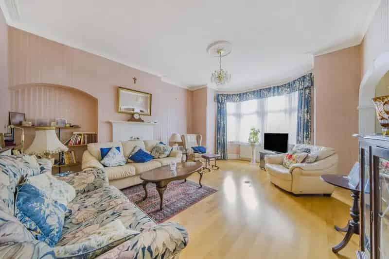 Family Home near Ealing Common and Broadway