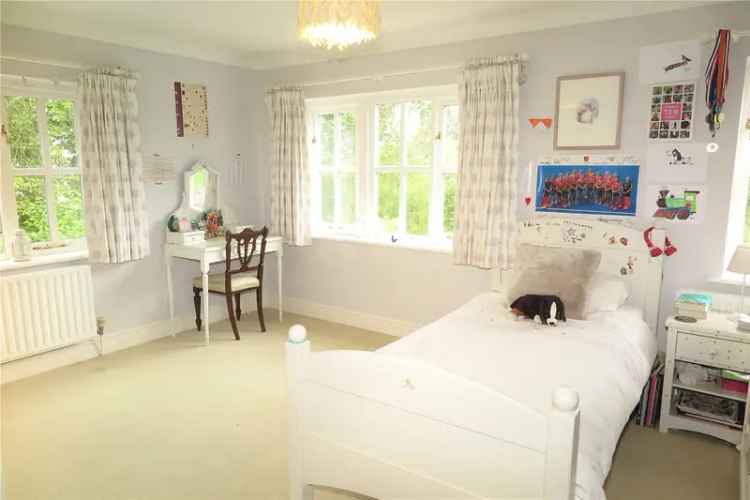 5 bedroom house in Farnham