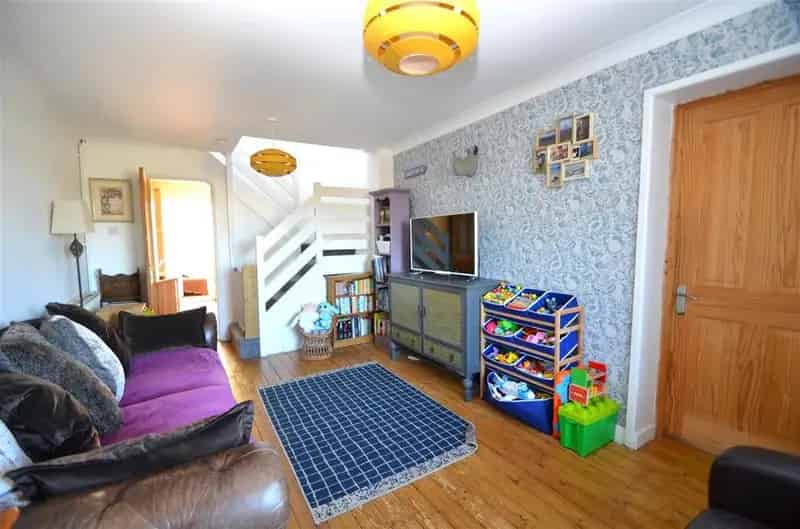 3 Bedroom Semi-Detached House For Sale Longfield