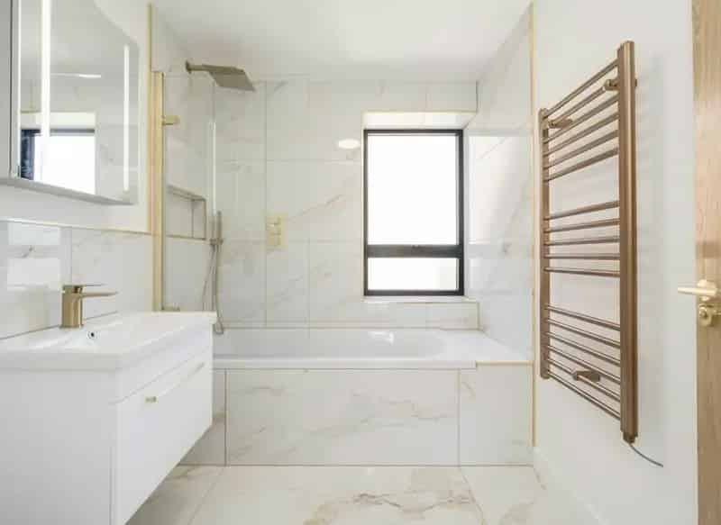 Large 1 Double Bedroom Apartment with Superb Views and Private Balcony