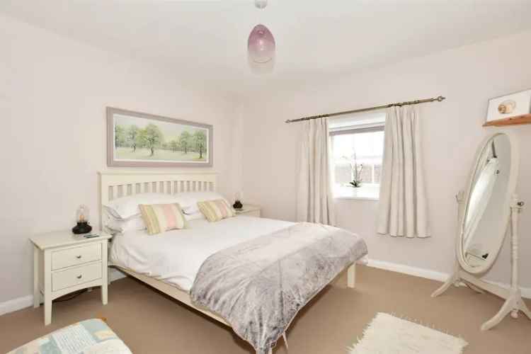 2 Bedroom Flat for Sale in Emsworth - Chain Free