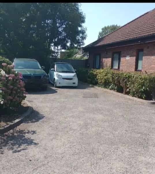 4 Bed House with Driveway Near Shops and Schools