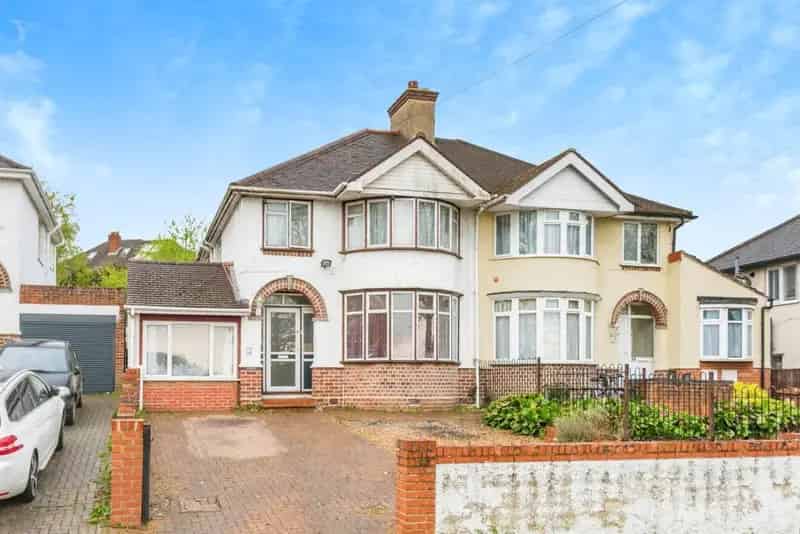 Four Bedroom Family Home with Garden and Driveway Parking Oxford