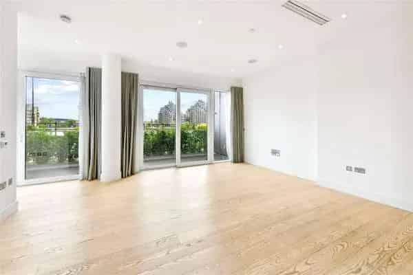 2-Bed Split Level Apartment with River Views Fulham London