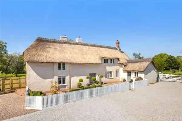 Family Home with Annexe and Pool in Tranquil Setting