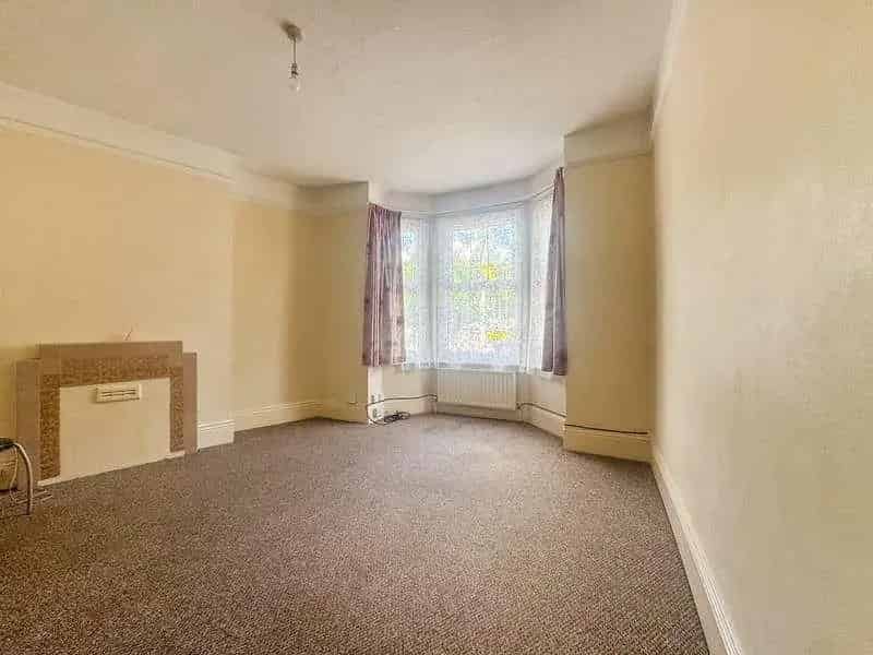 4 Bed House for Sale Near Reading Train Station