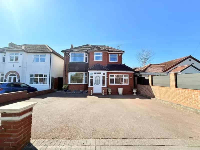 6 Bedroom Detached House For Sale