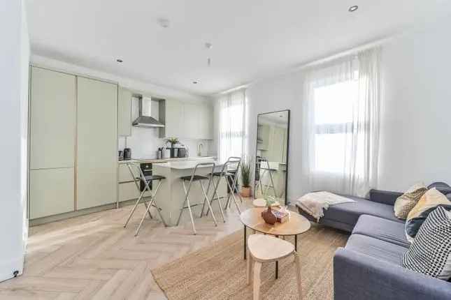 Flat to rent in York Road, Clapham Junction, London SW11