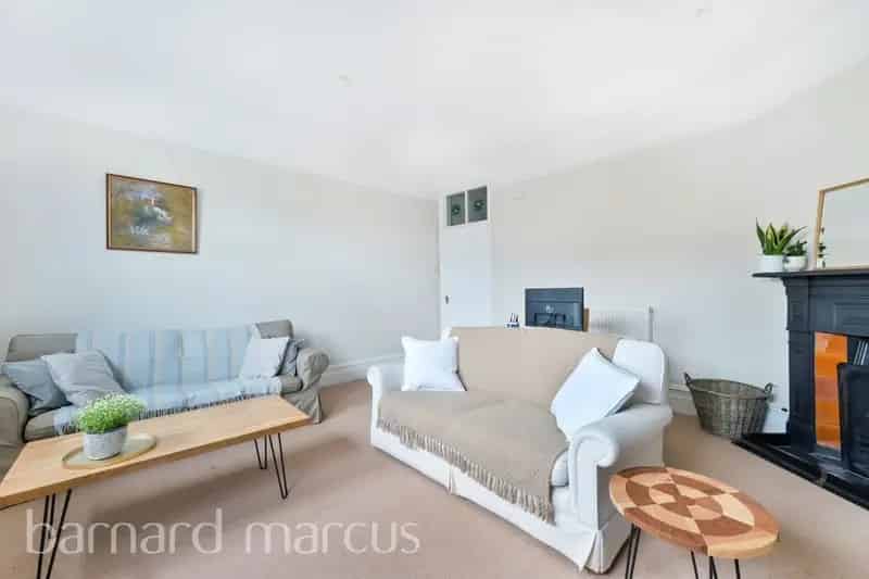 Spacious 2-Bed Apartment in Sheen Near Transport Links