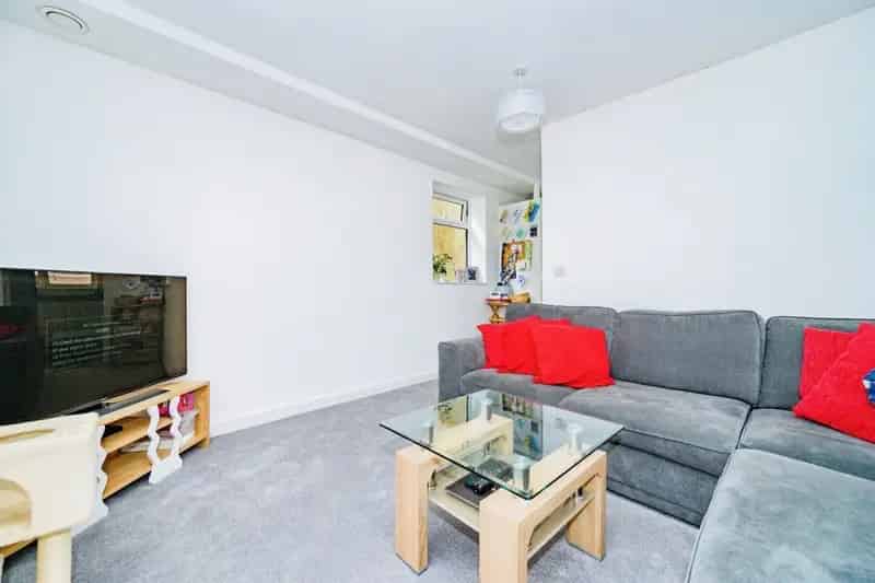 Two Bedroom Duplex Maisonette Town Centre Location No Upper Chain