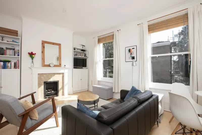 3 Bedroom Victorian Conversion Flat Near Brunswick Park