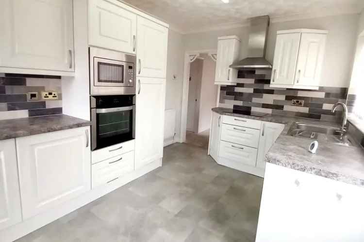 3 Bed House with Conservatory and Garage Near Shops