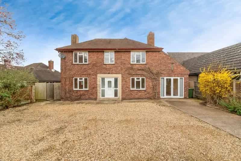 Four Bedroom Detached House Near Grantham Town Centre