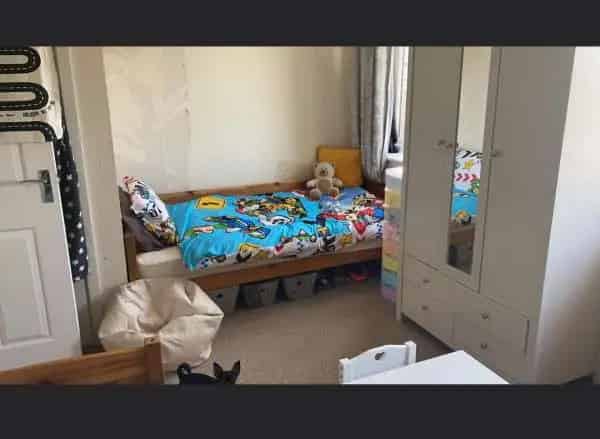 2 Double Bedroom House with Parking and Astro Turf Garden