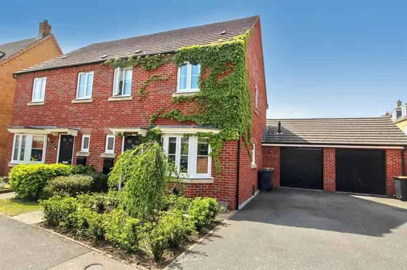 3 bedroom semi-detached house for sale