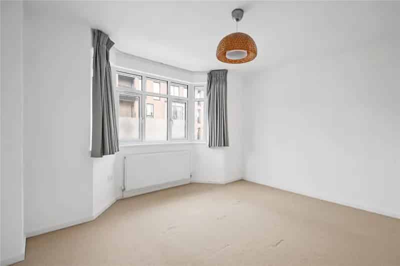 3 Bedroom House West Norwood Detached Family Home