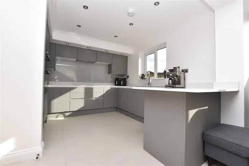 4 Bed Family Home with Landscaped Garden and Garage