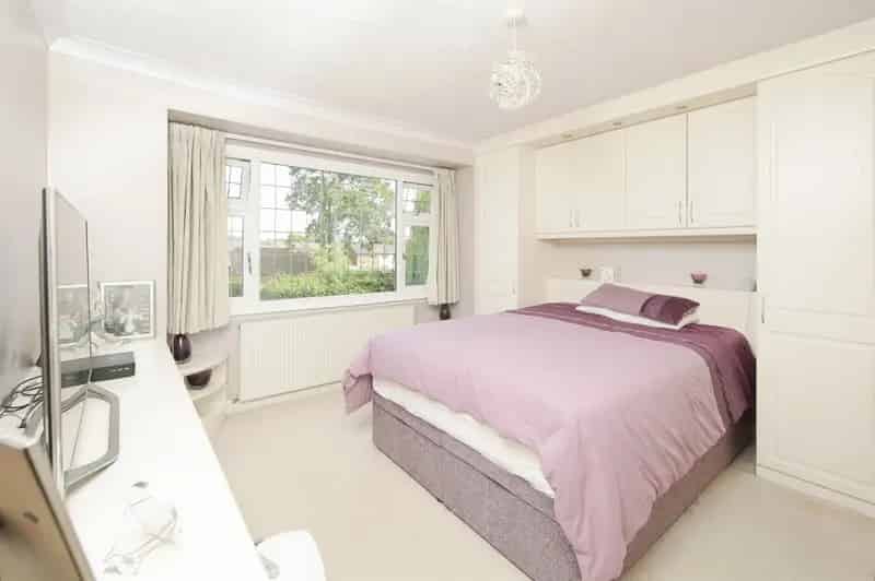 Spacious Family Home with Large Garden and Outbuilding