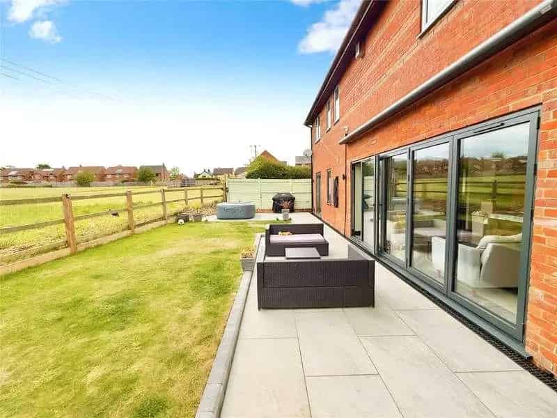 5 bed house for sale