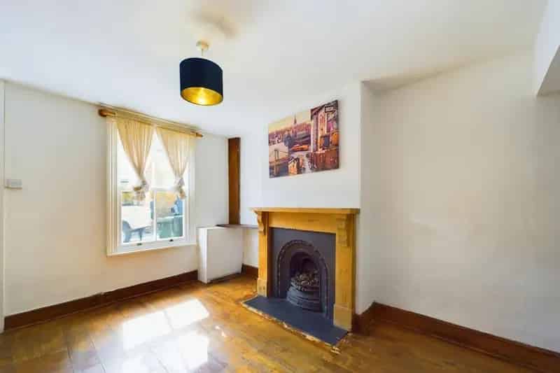 Spacious Townhouse Freehold Two Reception Rooms Three Bedrooms Town Centre