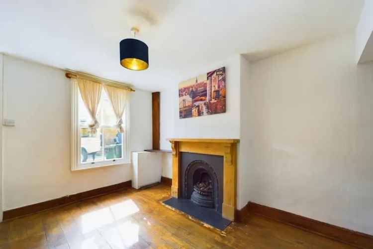 Spacious Townhouse Freehold Two Reception Rooms Three Bedrooms Town Centre