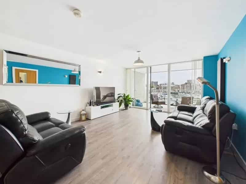 2 Bed Waterfront Apartment Sutton Harbour Plymouth