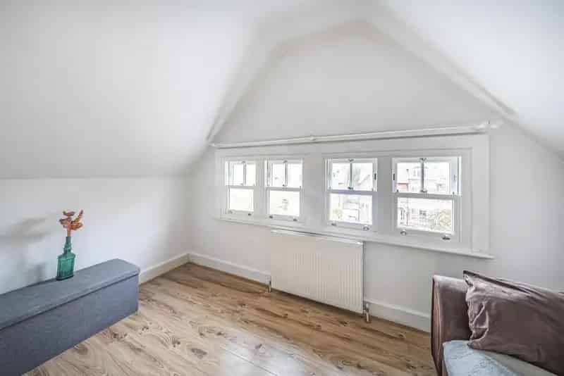 Charming 2-Bed Flat in Ealing - Chain Free