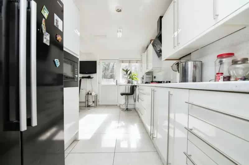Stunning Detached Home Two Double Bedrooms Landscaped Garden
