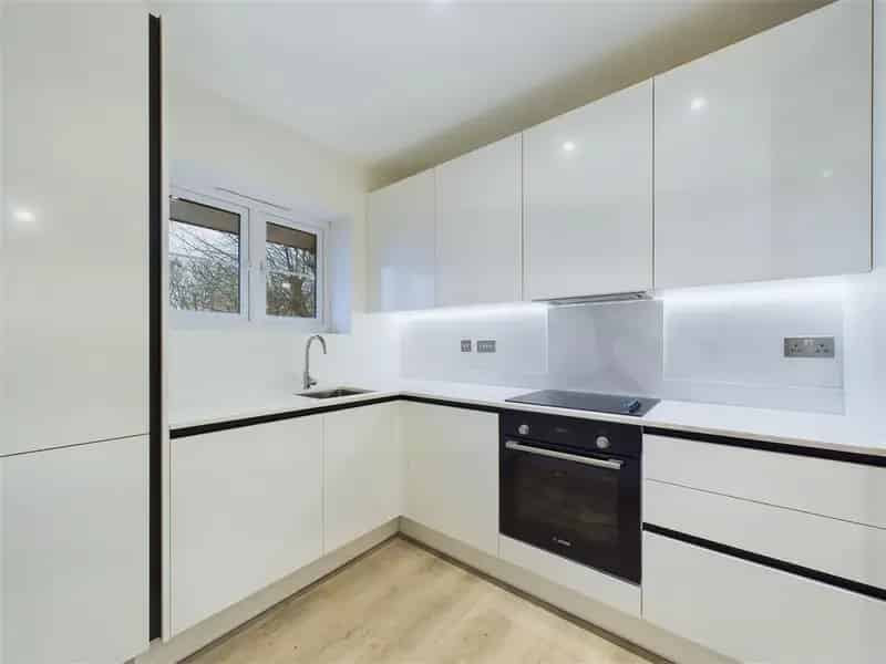 2 Bedroom Flat House to Rent in Beechwood Grove