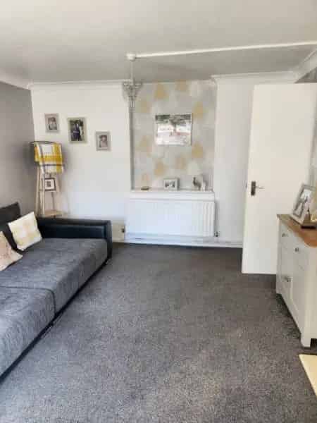 2 Bedroom Ground Floor Flat with Communal Garden