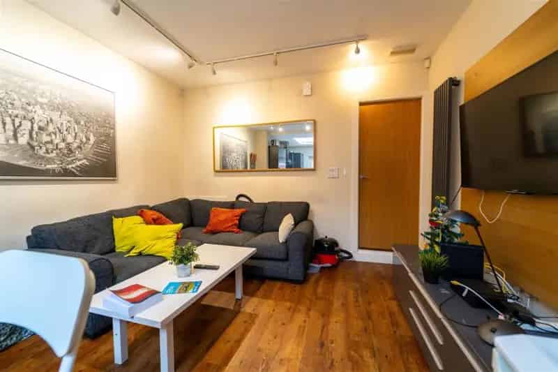 5 bedroom flat