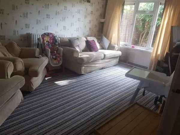 2 Bedroom Ground Floor Flat with Private and Communal Gardens