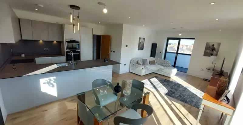 2 Bedroom Apartment with Wraparound Terrace in South London