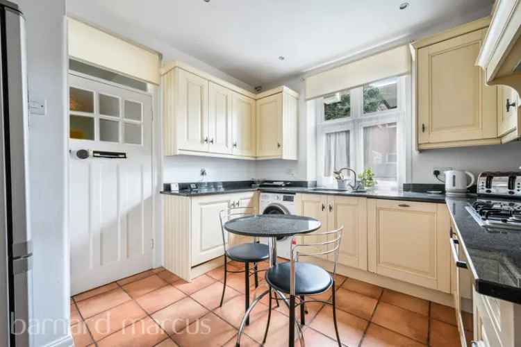 Ground Floor Apartment Epsom 2 Double Bedrooms Garage Parking