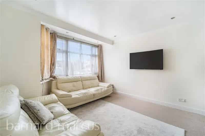 Modern 2-Bed Family Home in Central Feltham