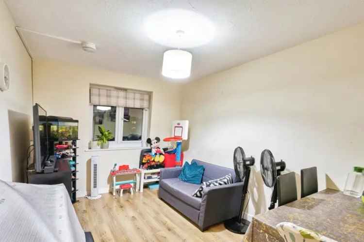 One Bedroom Flat First Floor Well Presented Throughout